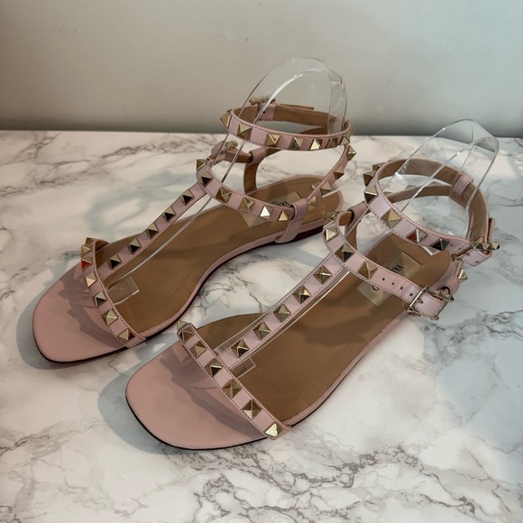 Valentino Garavani Rockstud T-Strap Flat Sandals - Picture 5 of 10
